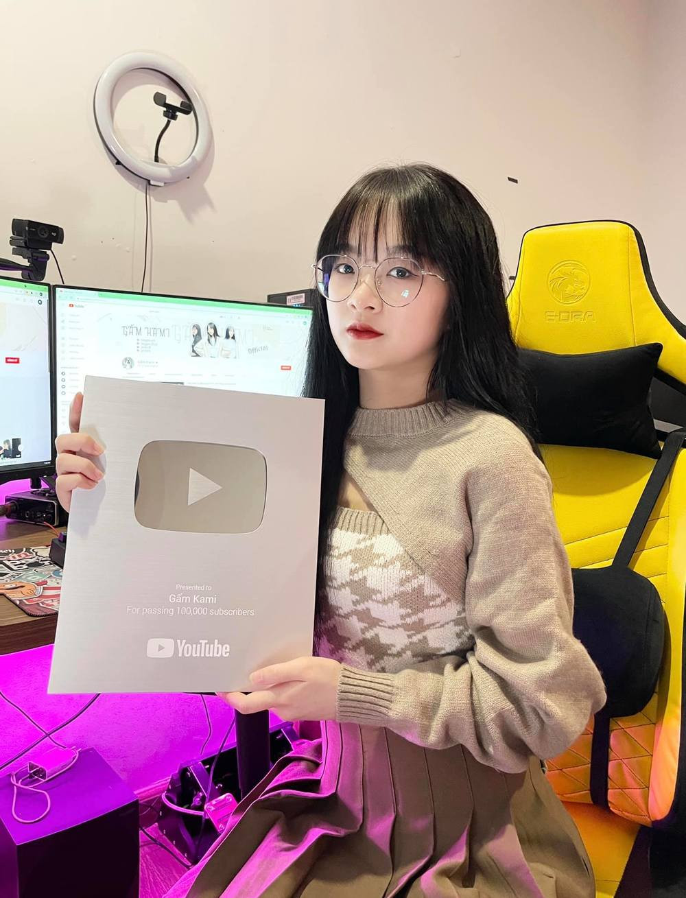 Cụ thể, TikToker gốc Tuyên Quang nói thêm: "Được các bạn biết đến và yêu quý là món quà vô giá đối với bản thân em rồi. Thực sự nhờ có mọi người thì em mới có những thứ như ngày hôm nay. Còn về thu nhập hàng tháng của em thì cũng đủ ăn qua ngày thôi ạ. Tính chắc cũng chỉ được 5- 6 số 0 thôi".