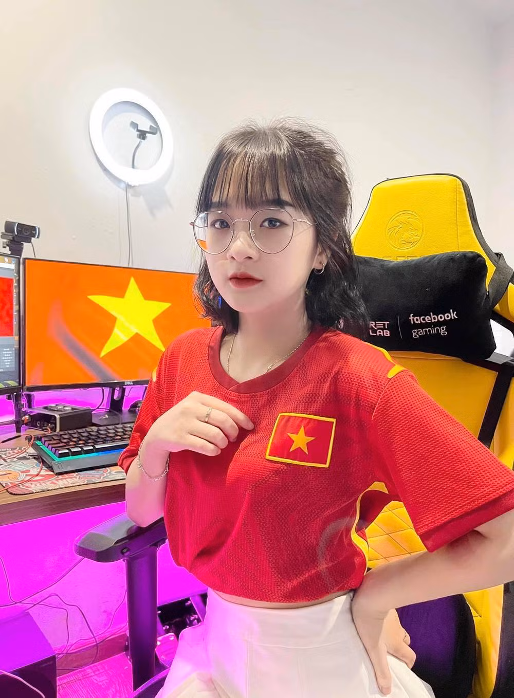 Nhận về sự chú ý, Gấm Kami không giấu được xúc động. Chia sẻ với chúng tôi, hot girl gốc Tuyên Quang cho biết: “Em cảm thấy rất vui vì được mọi người đặt cho em biệt danh đó. Danh xưng “thánh nữ bida của vũ trụ TikTok” mà mọi người đặt là hơi quá và em chưa dám nhận...