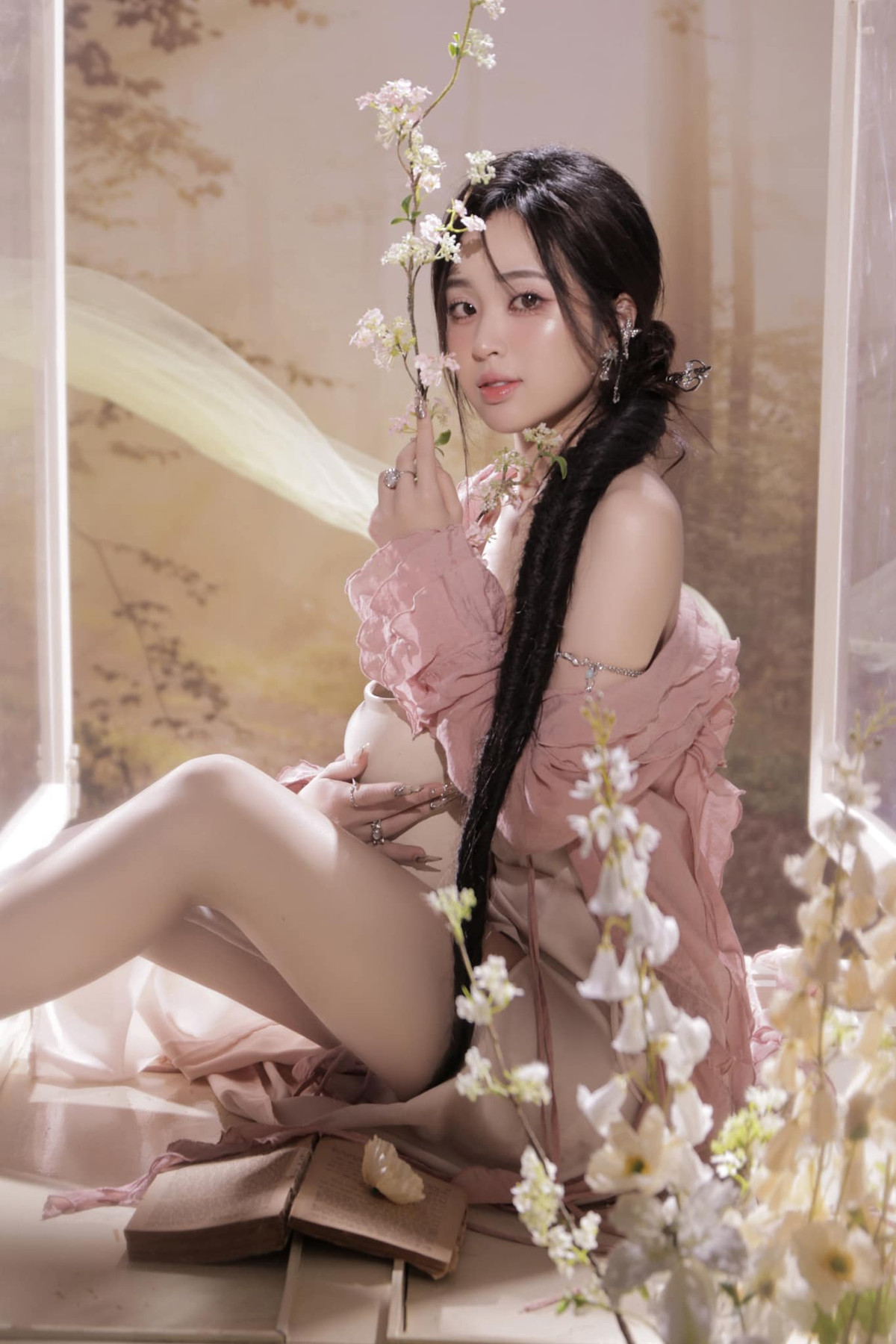 Cùng với scandal lộ clip “nóng”, rất nhiều tin đồn khác liên quan đến quá khứ của Phương Anh được hé lộ như bị đánh ghen trên phố, từng lấy chồng năm 19 tuổi và đã có 2 con, bỏ rơi con cái…