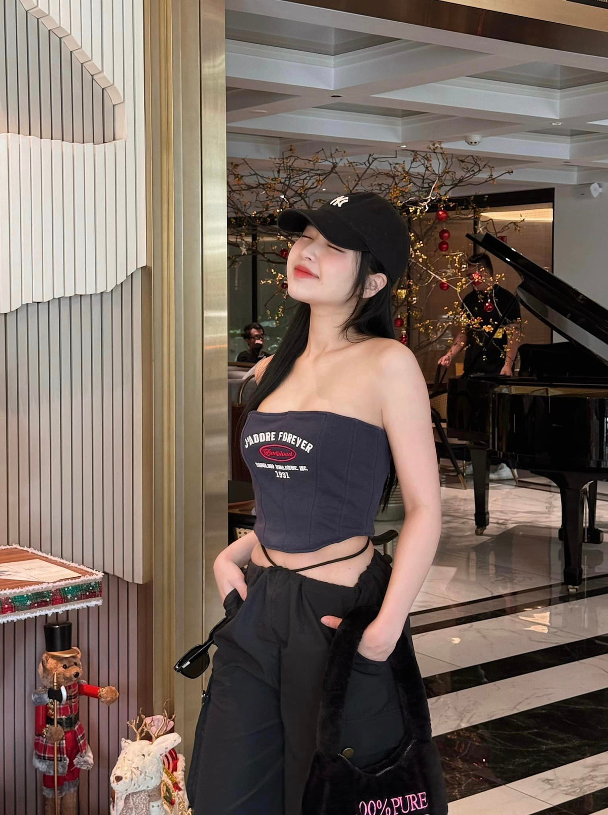 Năm 2020, Phương Anh “gây bão” mạng xã hội Trung Quốc khi hình ảnh cô nàng cùng cô em gái Phương Uyên xuất hiện trong nhiều bài báo với những lời khen ngợi “có cánh”.