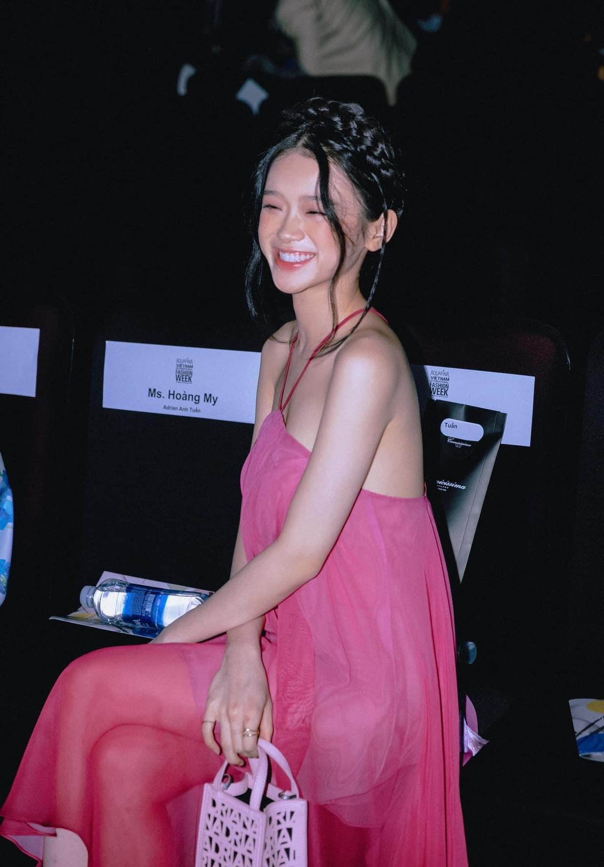 Diện chiếc đầm yếm mỏng, hot girl Linh Ka khoe khéo thân hình mảnh mai cùng hàng xương quai xanh quyến rũ.