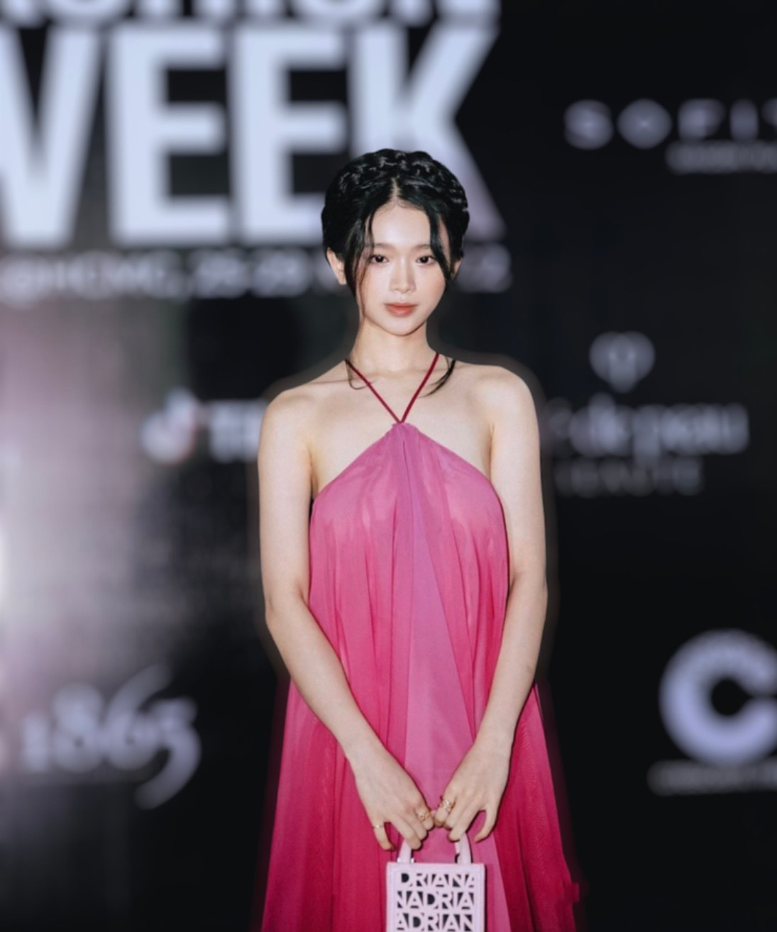 Chưa hết, cách trang điểm nhẹ nhàng giúp hot girl 10X này toát lên vẻ dịu dàng, đằm thắm.