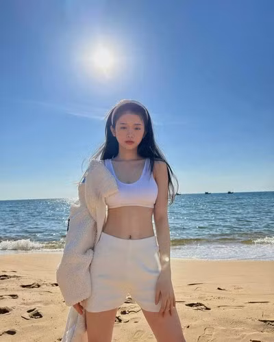 Nhan sắc thăng hạng cùng sự nỗ lực không ngừng nghỉ giúp Linh Ka ghi điểm trong mắt người hâm mộ.