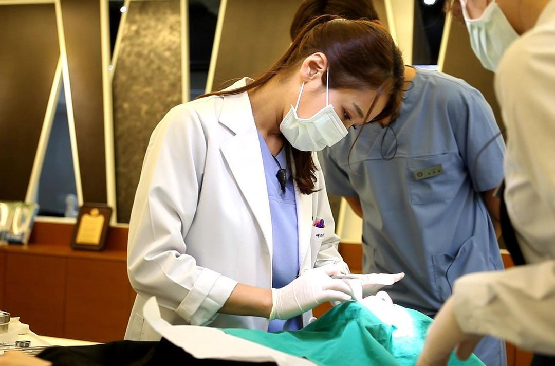 Ngoài gương mặt trẻ trung, nha sĩ 52 tuổi sở hữu thân hình thon gọn, săn chắc nhờ chăm chỉ tập thể dục và có chế độ ăn lành mạnh.