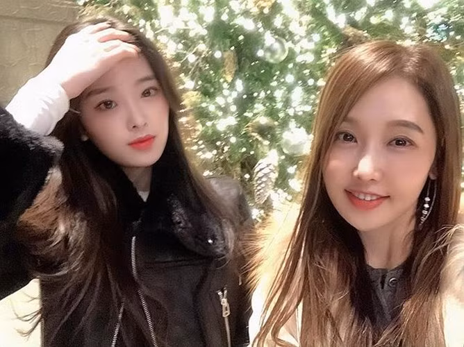 Thậm chí trong nhiều bức ảnh, không ai phân biệt được đâu là mẹ, đâu là con khi nữ nha sĩ Lee Su Jin xuất hiện cùng con gái.