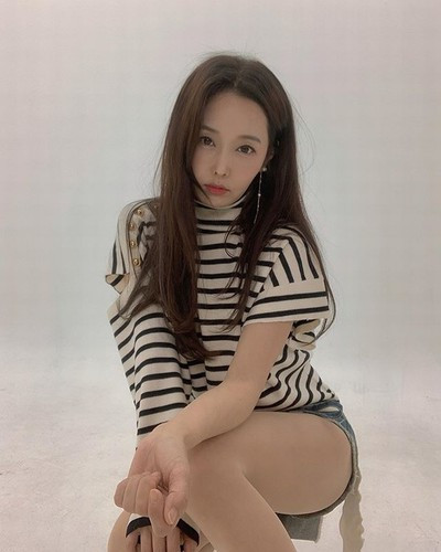 Theo cô, bí quyết để có gương mặt trẻ trung xinh đẹp khi ở tuổi ngoài 50 là chú trọng chế độ ăn uống, tập gym, yoga để cơ thể dẻo dai, săn chắc và có đường cong quyến rũ. Ngoài ra, một tinh thần lạc quan, vui vẻ và thường xuyên có ý thức bảo vệ, chăm sóc da cũng là yếu tố quan trọng.