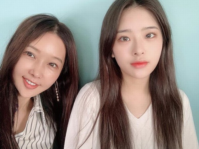 Cặp mẹ con Hàn Quốc thường xuyên đăng ảnh chụp chung thân thiết cùng nhau. Nhiều dân mạng thường nhầm lẫn bà mẹ 52 tuổi là chị của con gái.