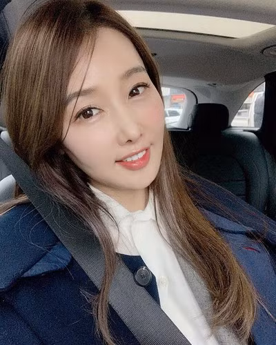 Bà mẹ 52 tuổi có phong cách thời trang năng động, trẻ trung không kém cạnh con gái. Cô tự tin theo nhiều phong cách khác nhau từ dễ thương cho đến cá tính, thanh lịch.