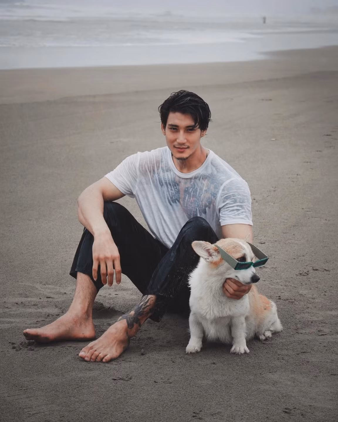 "Tôi luôn mơ về việc một ngày cô ấy trở thành vợ tôi. Tôi hay tưởng tượng một ngày tỉnh dậy và thấy gương mặt cô ấy kề bên, cô ấy chăm sóc những đứa trẻ của chúng tôi, chờ tôi đi làm về mỗi ngày", Takhon bày tỏ tình yêu dành cho nửa kia.