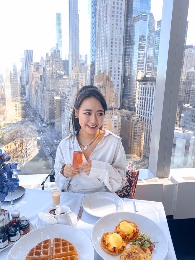 Quỳnh Anh kể lại từ nhỏ, cô đã luôn yêu cái đẹp và ưa sáng tạo. Lớn lên, nhờ việc làm mẫu ảnh và tham gia các sự kiện giải trí với tư cách là hot girl, cô càng có nhiều điều kiện tiếp xúc với thời trang.