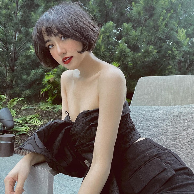 Quỳnh Anh chia sẻ cuộc sống ở Mỹ khó khăn nhất chính là sự cô đơn. Thậm chí, hot girl 9X này từng kể: "Nhiều khi học hành, làm việc vất vả hay ốm đau một mình rất tủi thân. Thêm nữa là áp lực từ sự kỳ vọng của gia đình và bản thân. Văn hóa khác biệt, rào cản ngôn ngữ cũng khiến những ai mới xa xứ đều phải cố gắng rất nhiều".