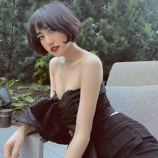 Quỳnh Anh chia sẻ cuộc sống ở Mỹ khó khăn nhất chính là sự cô đơn. Thậm chí, hot girl 9X này từng kể: "Nhiều khi học hành, làm việc vất vả hay ốm đau một mình rất tủi thân. Thêm nữa là áp lực từ sự kỳ vọng của gia đình và bản thân. Văn hóa khác biệt, rào cản ngôn ngữ cũng khiến những ai mới xa xứ đều phải cố gắng rất nhiều".