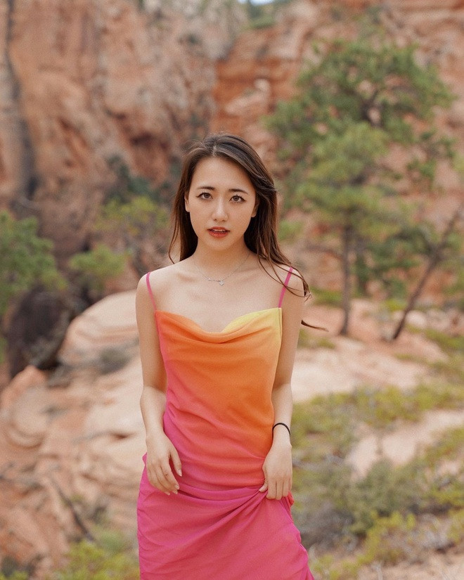 Học tập và sinh sống tại thành phố thời trang như New York đã mang tới cho Quỳnh Anh nhiều cơ hội làm việc với các nhãn hàng và tham gia show diễn. Hiện tại, nàng hot girl này đã chuyển về thủ đô Washington và làm tư vấn chiến lược mạng xã hội và marketing cho Bảo tàng văn hóa người gốc Á ở Mỹ.