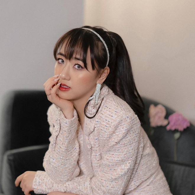 Ban đầu, vì mong muốn có công việc ổn định của gia đình, Quỳnh Anh đã chọn ngành Hóa sinh. Bên cạnh việc học trên trường, cô cũng tìm thêm cơ hội làm tình nguyện cho tuần lễ thời trang New York và Philadelphia, đồng thời tham gia tổ chức các sự kiện thời trang tại trường.