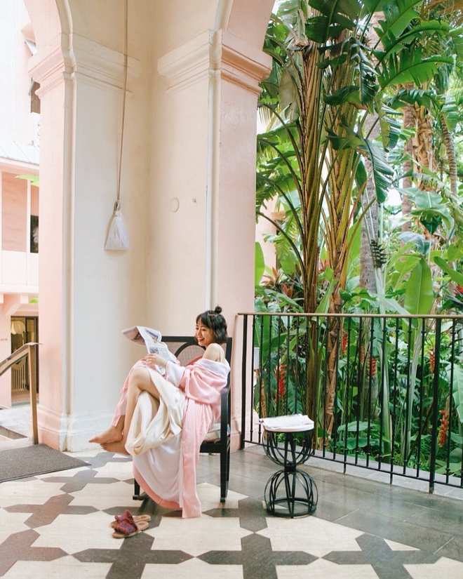 Trên kênh YouTube, chuỗi video "Du lịch một mình" của Quỳnh Anh trở nên nổi bật hơn cả. Qua những video này, người xem có cảm giác như trở thành người đồng hành, cùng tận hưởng những chuyến đi đầy hấp dẫn của cô.