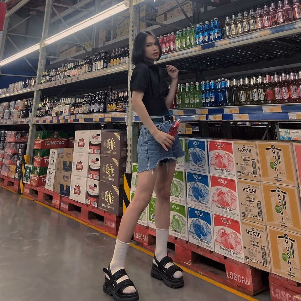 Hành động khoe vòng 3 phản cảm của "cô gái" tóc vàng khiến nhiều người không khỏi đỏ mặt cùng nhíu mày. Giữa tâm bão ồn ào, một tài khoản Facebook có tên Dương Gia Bảo đã lên tiếng thừa nhận mình chính là nhân vật khoe vòng 3 phản cảm trong ảnh.