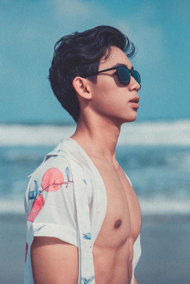 Dù nổi bật với body đầy quyến rũ nhưng Toàn Bùi cũng đặt ra cho bản thân những mục tiêu hình thể nhất định. Chính vì vậy, cậu bạn đều đặn luyện tập, ăn uống khoe học.