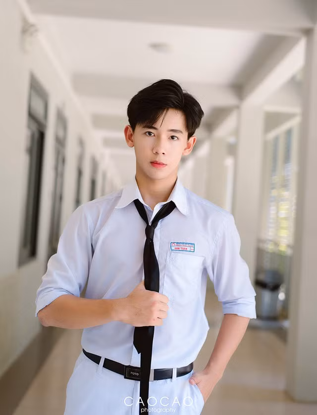 Bùi Anh Toàn (nick name Toàn Bùi, sinh năm 2002, Đà Nẵng) nổi lên với hình ảnh gương mặt đẹp trẻ thơ nhưng thân hình lại vạm vỡ, đặc biệt là khối cơ bụng 6 múi.