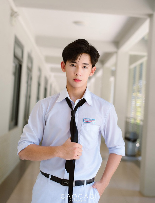 Bùi Anh Toàn (nick name Toàn Bùi, sinh năm 2002, Đà Nẵng) nổi lên với hình ảnh gương mặt đẹp trẻ thơ nhưng thân hình lại vạm vỡ, đặc biệt là khối cơ bụng 6 múi.