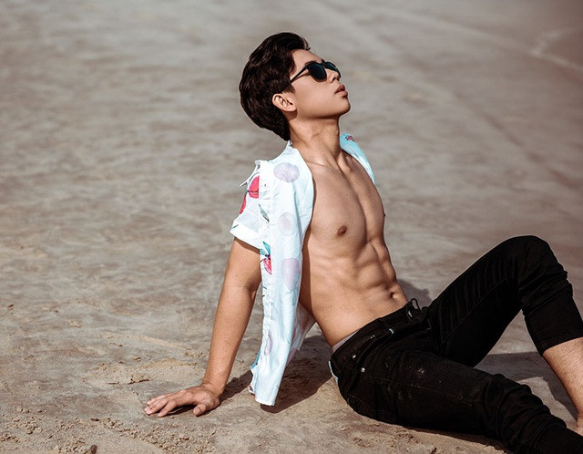 Theo chia sẻ của Toàn Bùi, bí quyết để có được thân hình “vạn chàng trai mơ” như vậy, anh chàng tập luyện đều đặn hằng ngày, đồng thời hạn chế đồ ăn nhanh, đồ uống có ga…