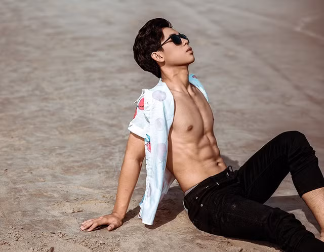 Theo chia sẻ của Toàn Bùi, bí quyết để có được thân hình “vạn chàng trai mơ” như vậy, anh chàng tập luyện đều đặn hằng ngày, đồng thời hạn chế đồ ăn nhanh, đồ uống có ga…