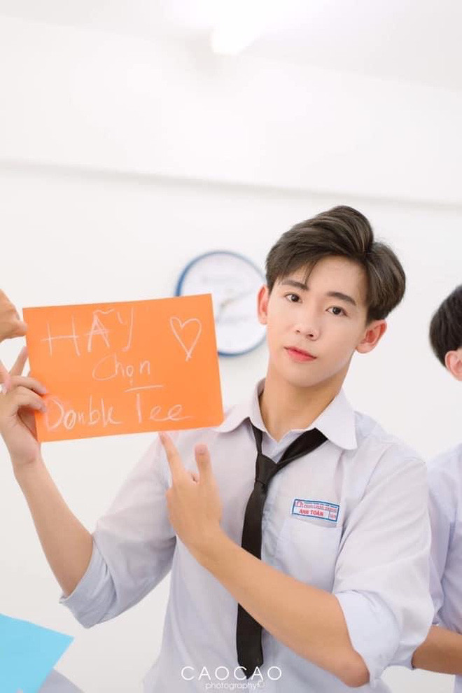 Hiện tại những hình ảnh của chàng trai 18 tuổi này vẫn thu hút sự chú ý của dân mạng.