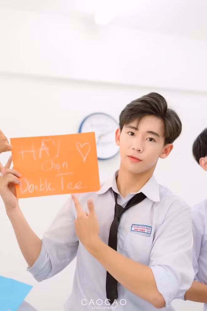 Hiện tại những hình ảnh của chàng trai 18 tuổi này vẫn thu hút sự chú ý của dân mạng.