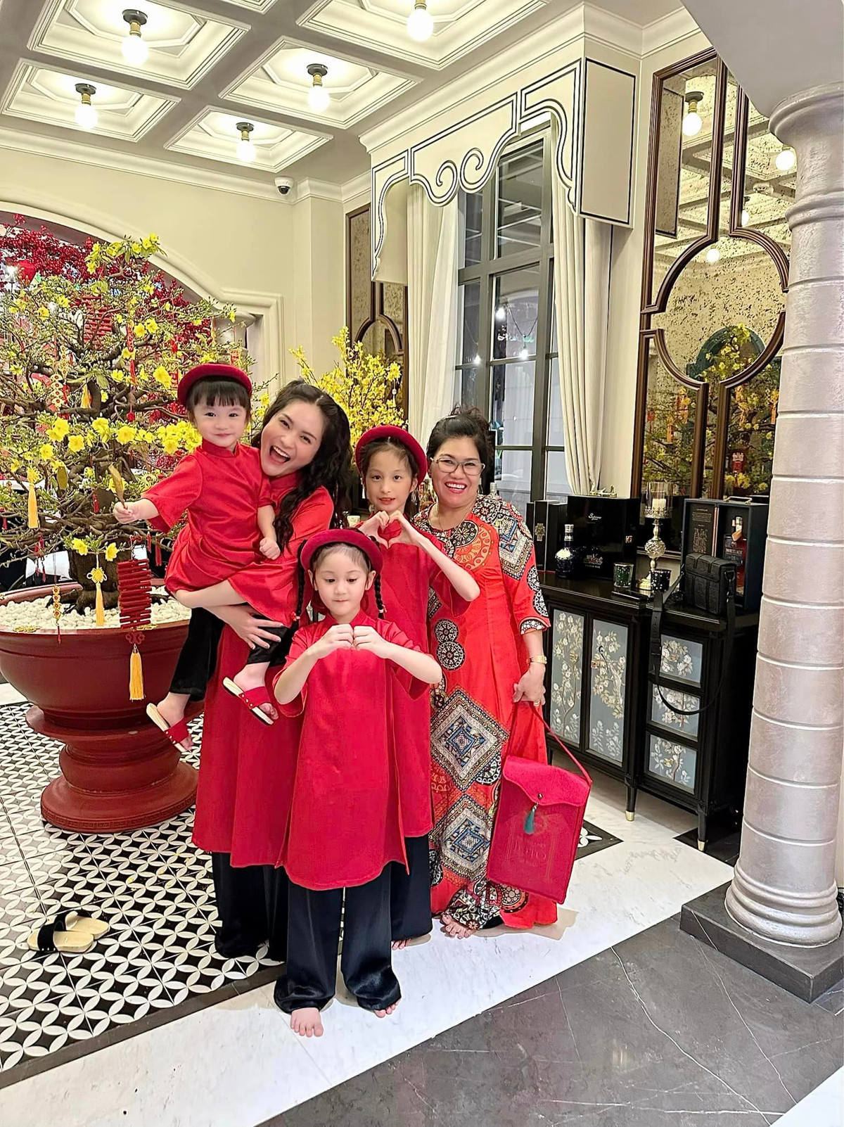 Đoàn Di Băng khiến nhiều người ngưỡng mộ không chỉ bởi cuộc sống giàu sang mà hơn hết là bởi cuộc hôn nhân hạnh phúc giữa cô và chồng là doanh nhân Nguyễn Quốc Vũ. Càng hạnh phúc hơn khi họ có với nhau 3 cô con gái xinh đẹp, đáng yêu và nổi tiếng không kém gì mẹ khi sở hữu fanpage vài trăm nghìn follower.