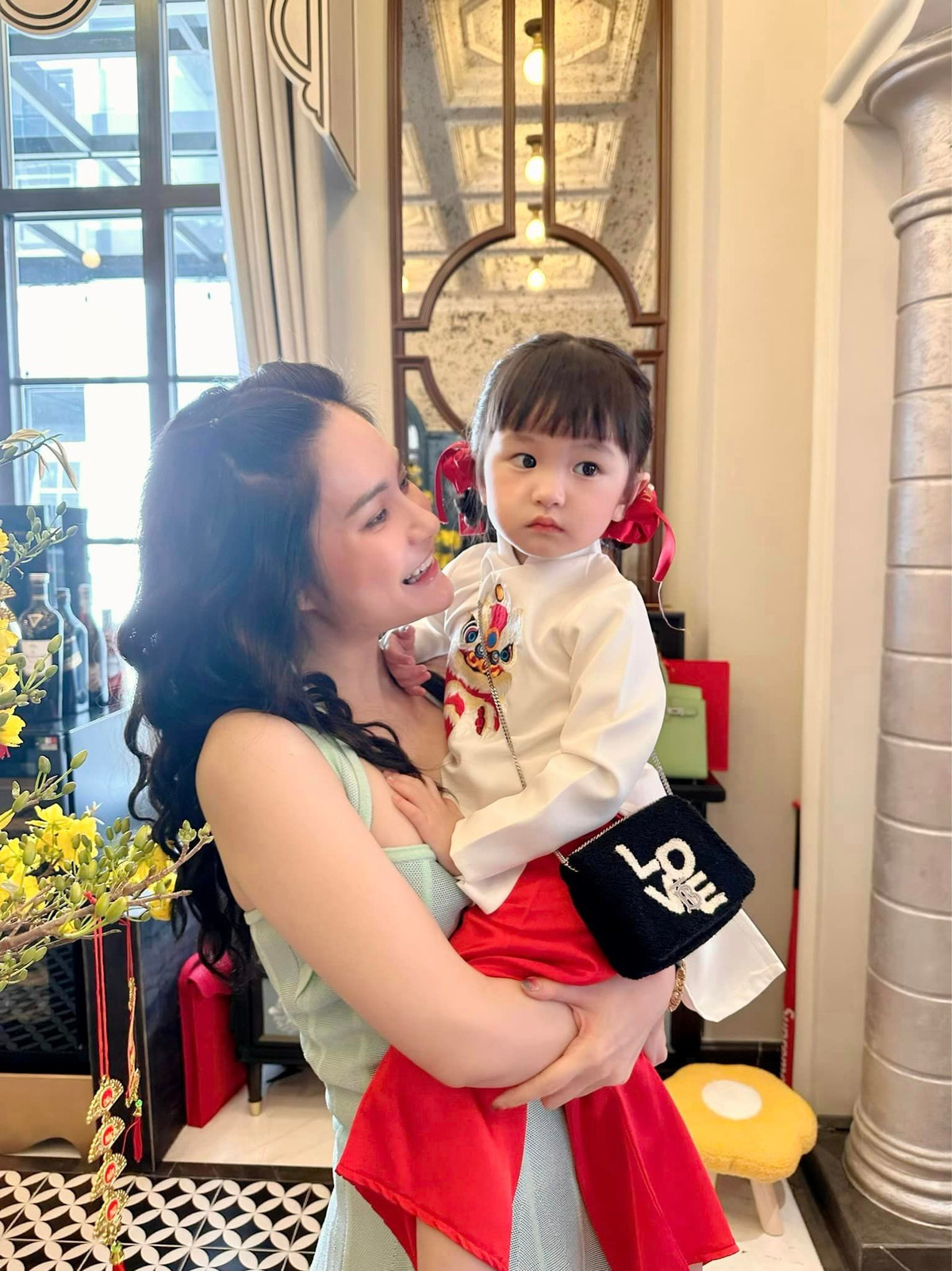 Điều này được Di Băng chia sẻ lên trang cá nhân kèm dòng trạng thái: "Yu Ki vừa từ chối hợp đồng quảng cáo trị giá nửa tỷ cho 1 nhãn hàng nước trái cây vì lý do: Cái nước con hay uống là nước khác mà. Tiền học năm tới tự đóng nha con. Tức ghê".