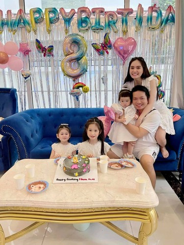 Đoàn Di Băng từng nói: "Nhất là Bing Bing đi, tiếng đầu tiên sau khi con chào đời, em đăng tải tấm hình con trên Facebook của em, anh biết nó thu về bao nhiêu lượng tương tác, kéo theo doanh số của công ty em tăng như thế nào không? Gấp 10 lần...