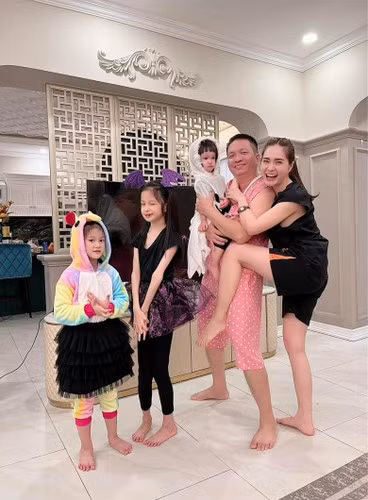 Trong cuộc nói chuyện, Đoàn Di Băng cũng giải thích cho con gái về việc sẽ có rất nhiều loại game khi chơi phải nạp thẻ. Sau đó, 2 mẹ con nữ đại gia này thống nhất chuyện xóa tài khoản game ấy đi.