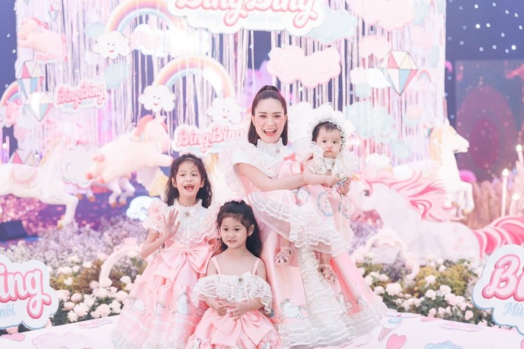 Hẳn nhiên đây chỉ là lời nói đùa của bà xã Quốc Vũ, còn nhiều người theo dõi lại một phen ngưỡng mộ gia đình nhỏ của Di Băng khi người đẹp có 3 cô con gái "mát lòng mát dạ", từ bé đã có khả năng mang về trăm triệu cho mẹ.