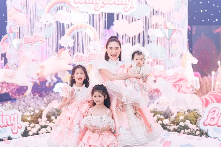 Hẳn nhiên đây chỉ là lời nói đùa của bà xã Quốc Vũ, còn nhiều người theo dõi lại một phen ngưỡng mộ gia đình nhỏ của Di Băng khi người đẹp có 3 cô con gái "mát lòng mát dạ", từ bé đã có khả năng mang về trăm triệu cho mẹ.