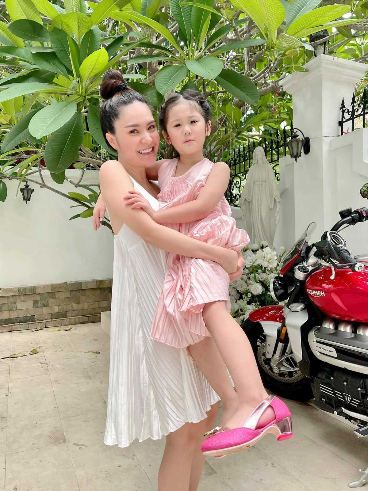 Mới đây, con gái 6 tuổi tên Yu Ki của nữ đại gia họ Đoàn nhận được lời mời quảng cáo "khủng". Tuy nhiên, cô bé lại thẳng thừng từ chối chỉ vì không đúng với sở thích của bản thân.