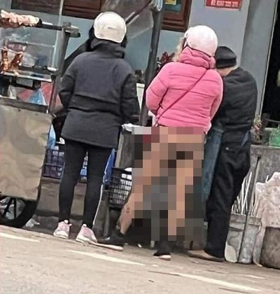 Đáng nói, chẳng biết người phụ nữ trên có ý thức được việc mình đang ăn mặc hở hang hay không mà vẫn thản nhiên ra phố, đi chợ chọn hàng hoá mặc bao ánh nhìn đang hướng về mình.