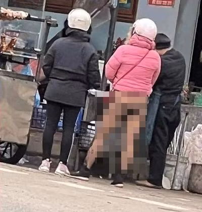 Đáng nói, chẳng biết người phụ nữ trên có ý thức được việc mình đang ăn mặc hở hang hay không mà vẫn thản nhiên ra phố, đi chợ chọn hàng hoá mặc bao ánh nhìn đang hướng về mình.