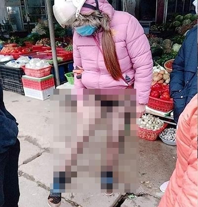 Mới đây, nhiều thành viên mạng chia sẻ hình ảnh người phụ nữ ăn mặc phản cảm với chiếc quần tất trong suốt lộ cả nội y bên trong khiến nhiều người không khỏi đỏ mặt.