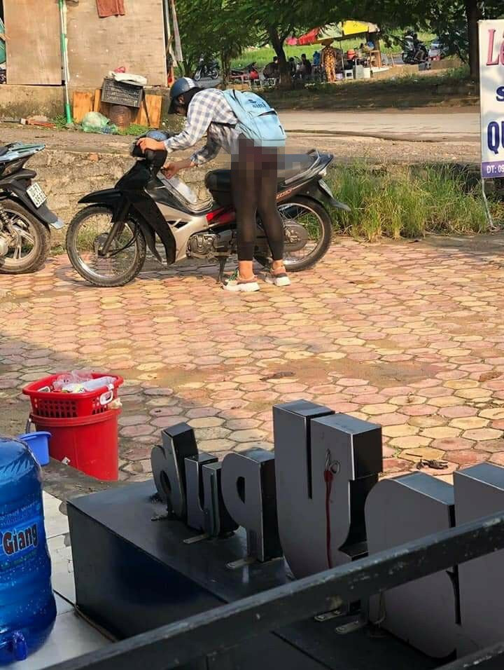 Số ít tỏ ra thông cảm vì cho rằng người phụ nữ chưa biết cách phối đồ. Điển hình như một bình luận được dân mạng để lại rằng: "Là quần tất cực dày để chống lạnh đấy ạ. Nhưng đáng ra phải mặc thêm váy ngắn hoặc quần đùi thì có vẻ như chị ấy đã quên mất bước này".