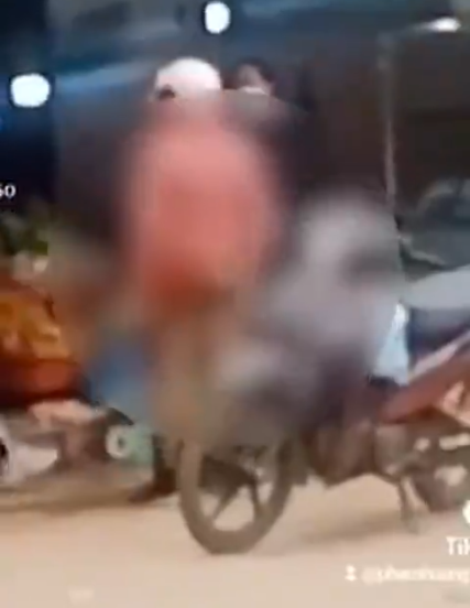 Khi những hình ảnh người phụ nữ ăn mặc hớ hênh ra phố đi chợ trên được chia sẻ, nhiều người để lại bình luận chỉ trích, ngán ngẩm.