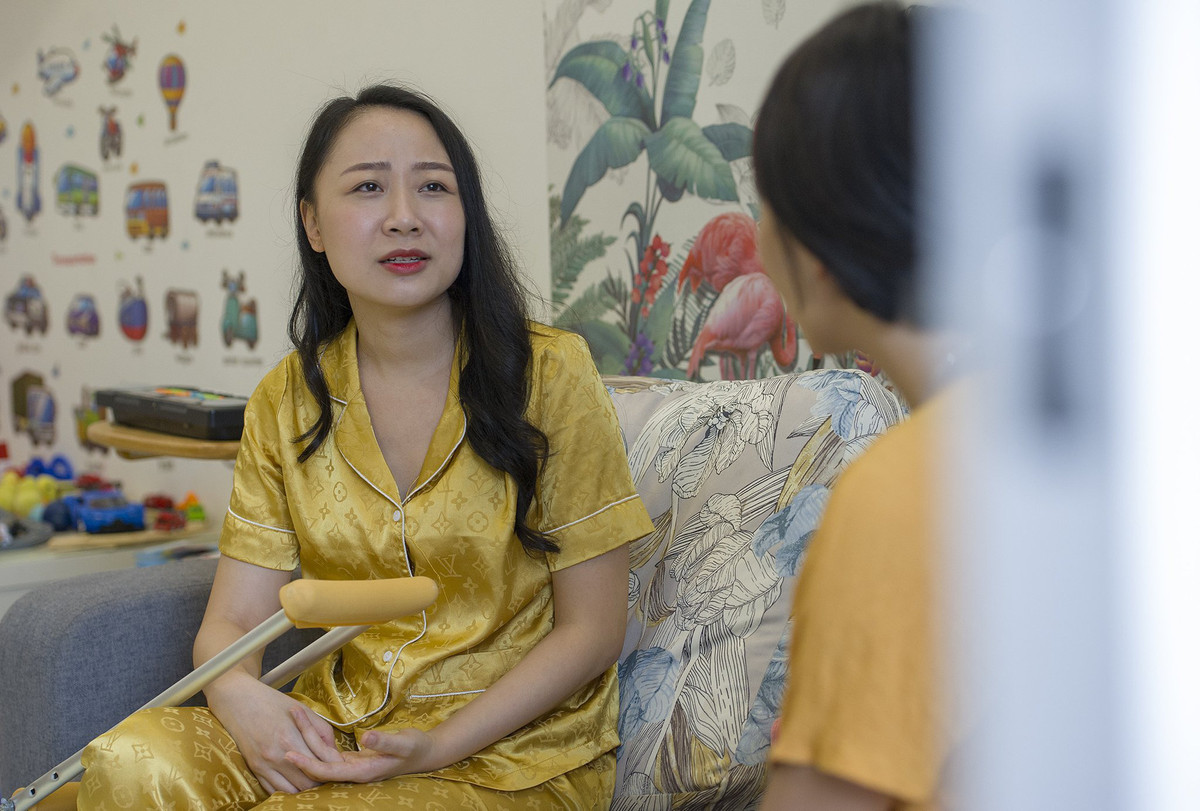 Đặt xe ô tô đi làm thì người ta bỏ đi mất, đành phải gọi xe ôm cho kịp giờ bay. Lúc đó đang mải bấm điện thoại, ngẩng mặt lên thì thấy cái đèn sáng rọi chiếu tới rồi thấy mình đã bị ô tô chèn qua, nằm dưới đất. Đẻ đau một thì cái đó đau gấp 100 lần. em gãy nát xương chậu, xương đùi gãy làm ba, gãy xương bàn chân". nữ tiếp viên hàng không Vietnam Airlines cho biết thêm.