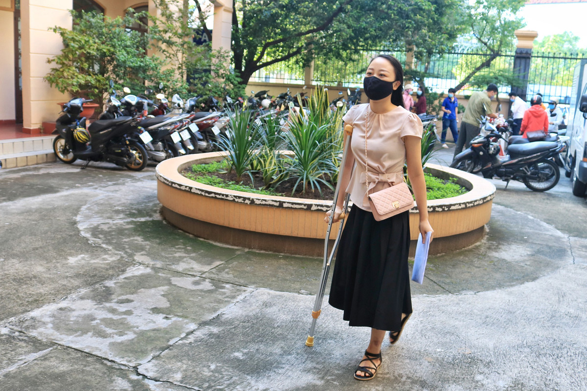 Bích Hường chia sẻ: "Thời gian ấy em không đến mức trầm cảm nhưng nhiều khi em cảm giác bế tắc. Em nghĩ sao mình bầu mà khổ thế, một mình phải làm tất cả mọi việc. Em tự bê thùng hàng mấy chục cân. Có những ngày buôn bán bận rộn quên cả ăn trưa. Khi ấy em nghĩ mình là một người mẹ quá tồi, 1h30 chiều rồi còn chưa cho con ăn. Hồi bầu em khóc nhiều lắm, những lúc đi ngủ thì hay khóc thầm. Em lo con sinh ra sẽ buồn, tự kỷ mà trộm vía sinh con ra bé rất hay cười, thân thiện".