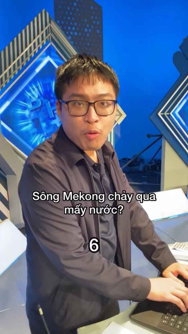 1 thành viên ekip trong chương trình được cô nàng Khánh Vy đặt biệt danh là "Anh Tỏi đa nhiệm" cũng khiến CĐM ngạc nhiên khi có thể trả lời lưu loát câu hỏi Địa lý trong vòng vài giây.