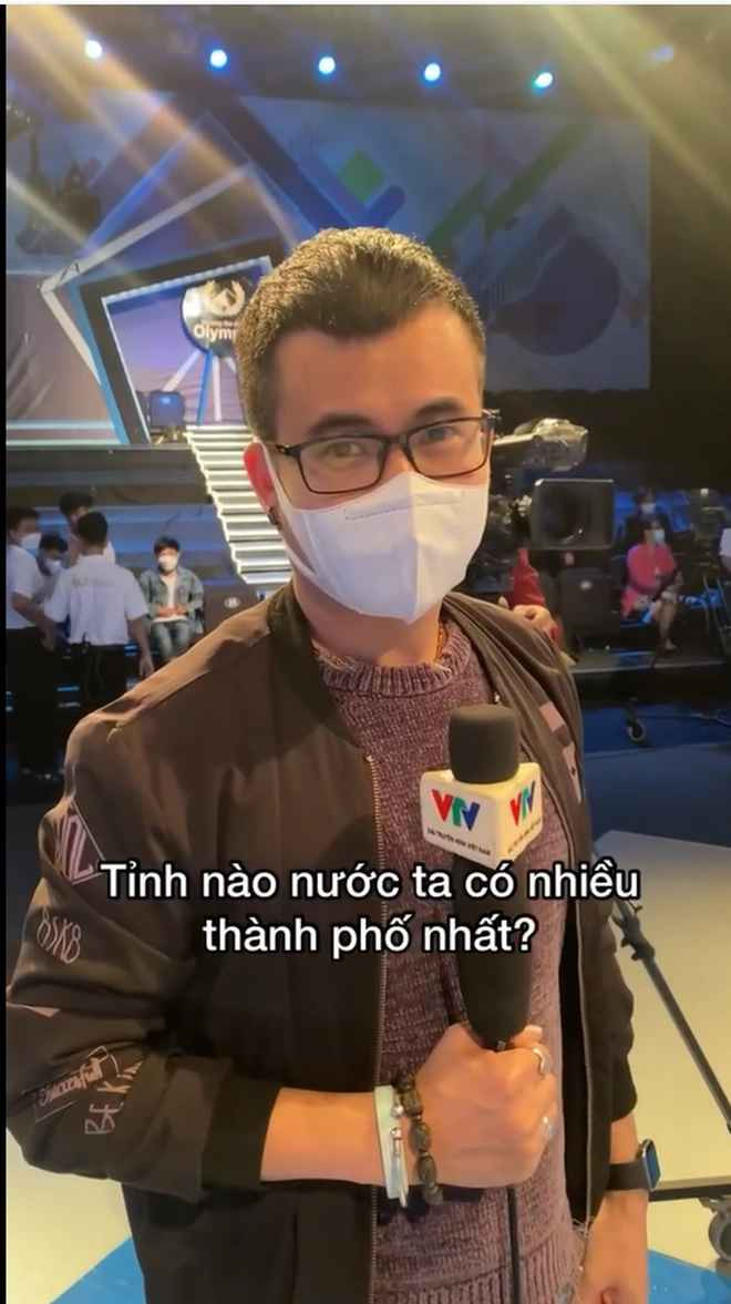 Một thành viên trong ekip sở hữu vẻ ngoài đẹp trai với biệt danh "Thầy Teddy" cũng không khiến mọi người thất vọng.