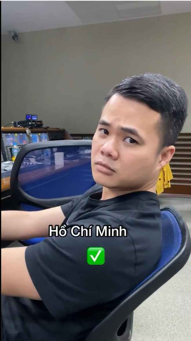 Câu hỏi nhanh của Khánh Vy cũng không làm khó được đạo diễn của Đường lên đỉnh Olympia.