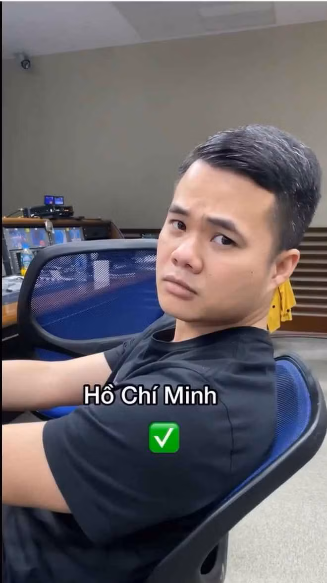 Câu hỏi nhanh của Khánh Vy cũng không làm khó được đạo diễn của Đường lên đỉnh Olympia.