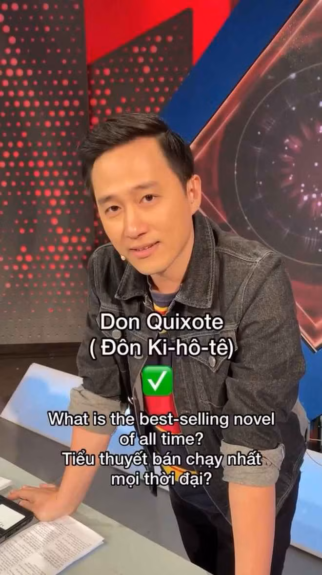 Mới đây, trong một đoạn video ngắn mà nữ MC Đường Lên Đỉnh Olympia - Trần Khánh Vy đăng tải trên trang cá nhân của mình đã chia sẻ một màn phỏng vấn những câu hỏi kiến thức cơ bản trong Olympia dành cho toàn bộ ekip chương trình.