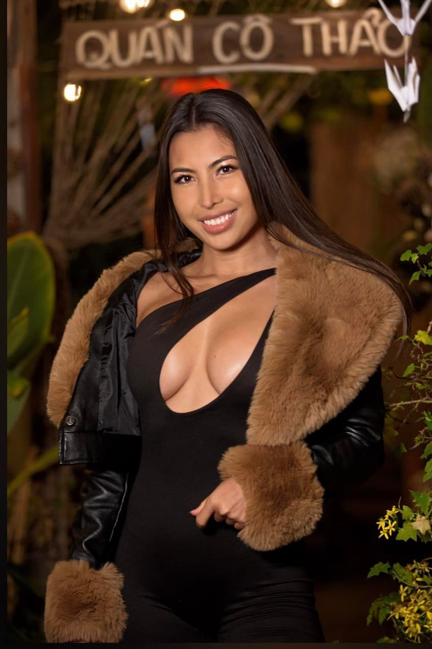 Thủy Triều tập với những bài tập khá đơn giản chia các bài tập để tập theo từng nhóm cơ mỗi ngày như lưng xô, tay vai, mông đùi, eo bụng… cứ như vậy xoay vòng lại.