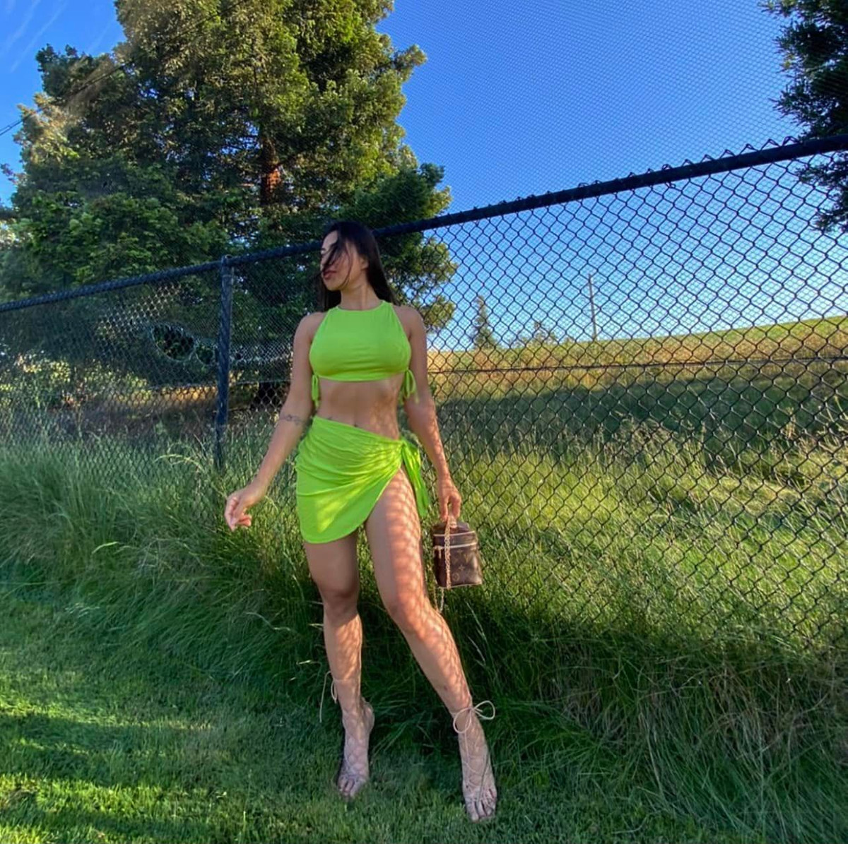 Để tạo nên một tổng thể không nhàm chán dành cho outfit all-black, Thủy Triều đã phối phụ kiện đơn giản chẳng hạn như túi xách màu đen tone sur tone cùng mắt kính màu gold cá tính.