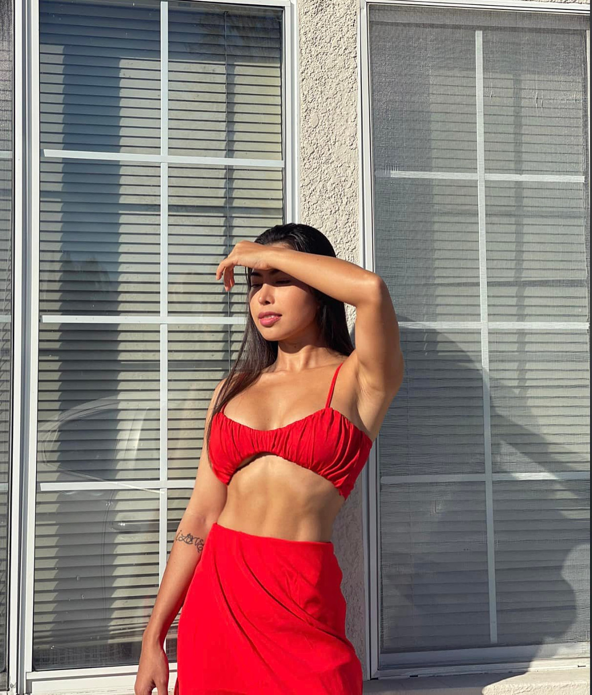 Điểm nhấn của bộ trang phục Thuỷ Triều là chi tiết lệch vai kết hợp khoảng hở vòng 1 sâu hun hút.