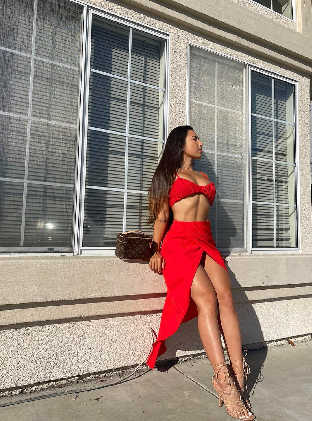 Mới đây, Huỳnh Thủy Triều khoe dáng nóng bỏng trên đường phố Mỹ trong bộ trang phục liền thân, ôm sát cơ thể, để lộ đường cong rõ nét.